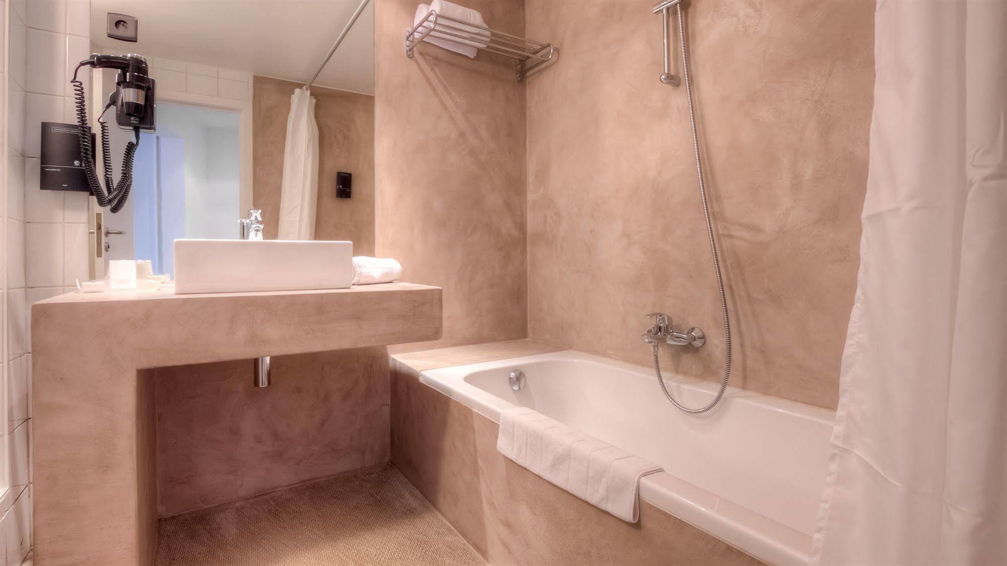 Hotel St James มงส์ ภายนอก รูปภาพ