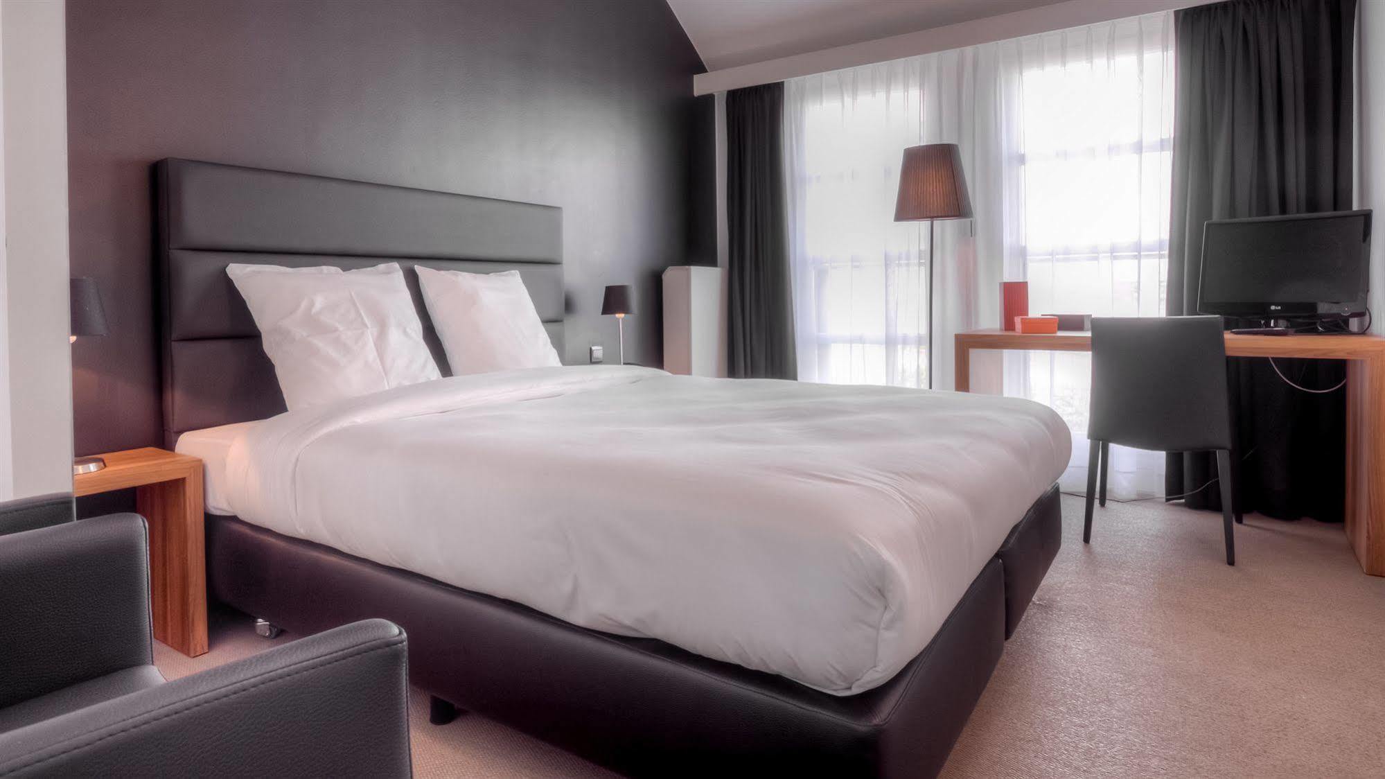 Hotel St James มงส์ ภายนอก รูปภาพ