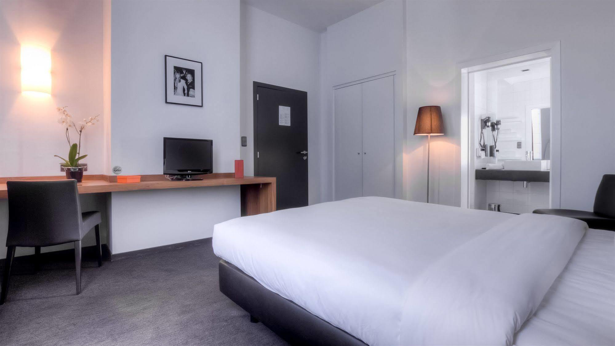 Hotel St James มงส์ ภายนอก รูปภาพ